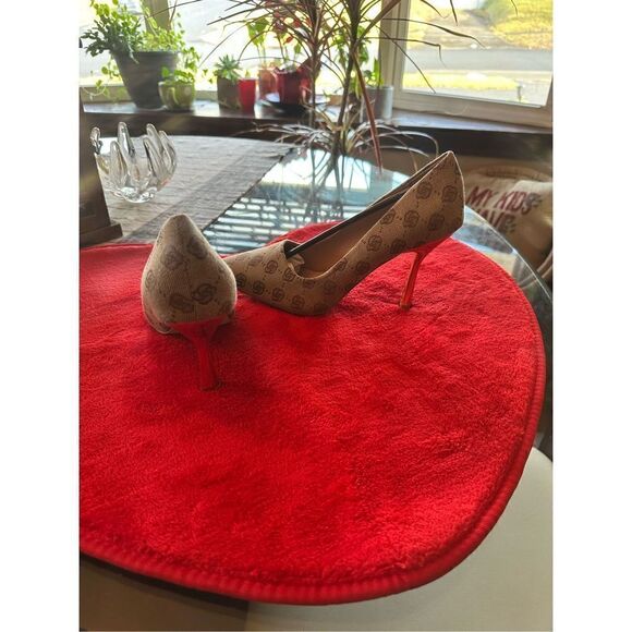 Beautiful tan/brown flower printed pumps with gold heel - Picture 9 of 14